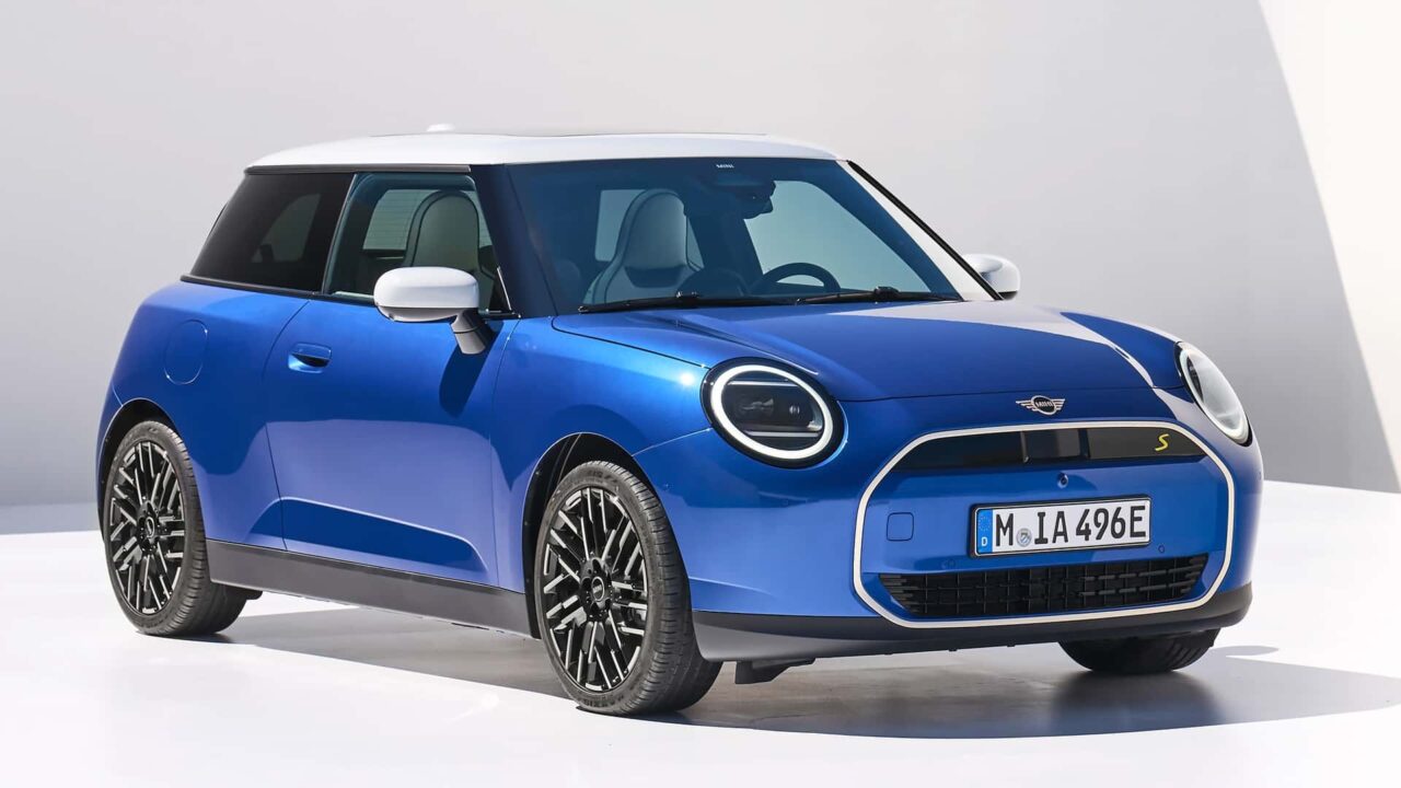 mini cooper electric 2024 Autos Rodando Mini Cooper Eléctrico frente