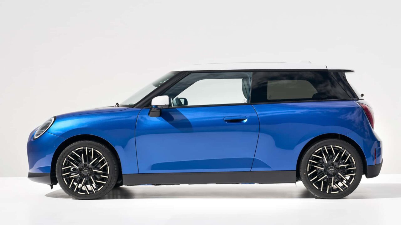 mini cooper electric 2024_01 Autos Rodando Mini Cooper Eléctrico lateral