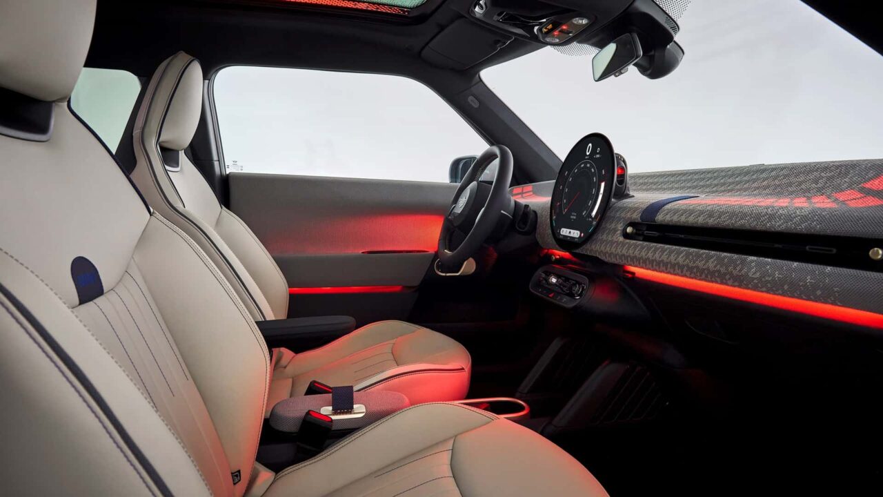 mini cooper electric 2024_08 Autos Rodando Mini Cooper Eléctrico luces naranja