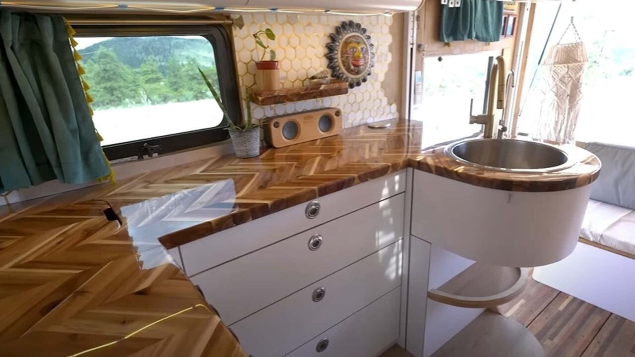 mitsubishi fuso box truck camper_01 Autos Rodando Mitsubishi Fuso WD Box interior