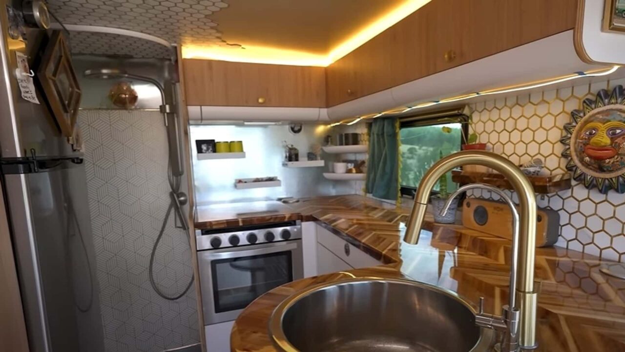 mitsubishi fuso box truck camper_02 Autos Rodando Mitsubishi Fuso WD Box interior