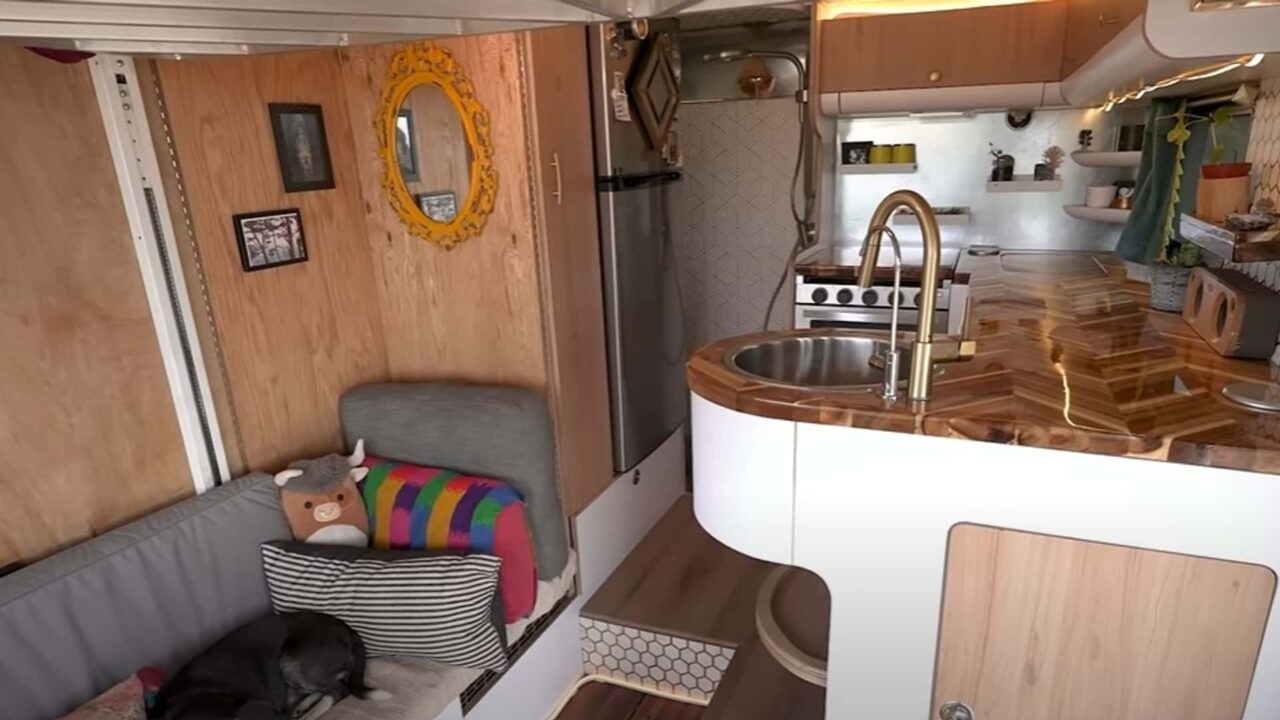 mitsubishi fuso box truck camper_03 Autos Rodando Mitsubishi Fuso WD Box interior