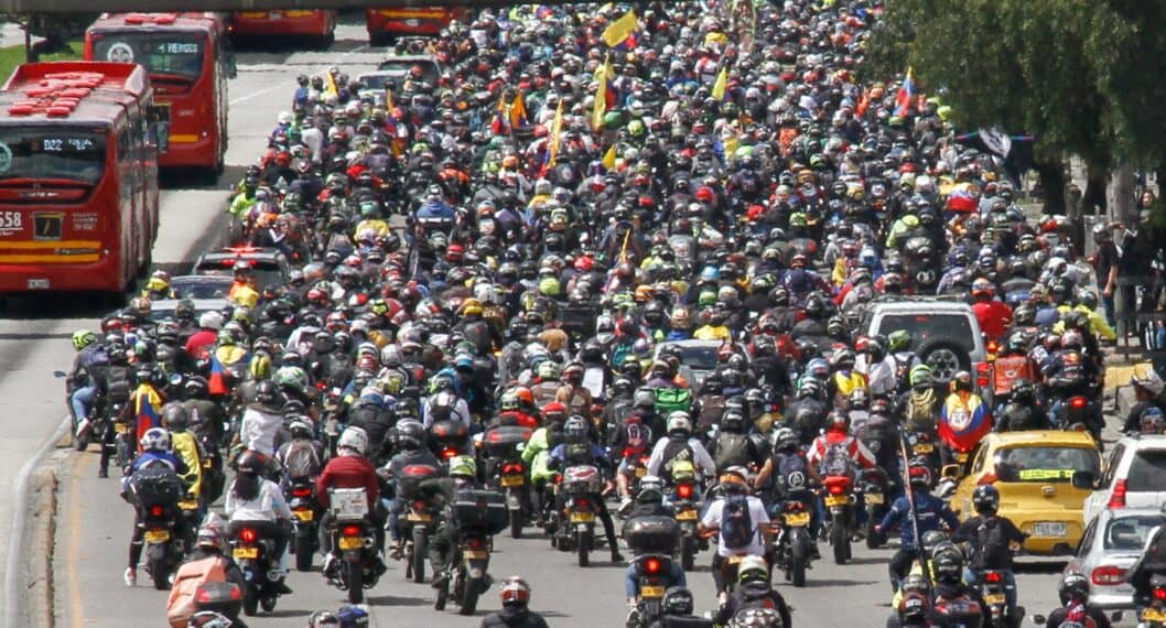 motociclistas moteros motocicletas motos Autos Rodando Motos en Bogotá