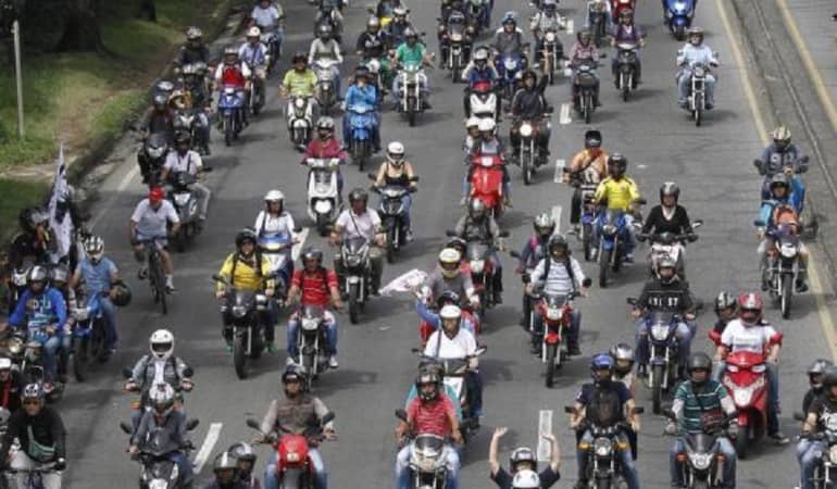 motos por doquier Autos Rodando motociclistas en la ciudad