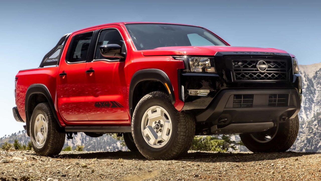 nissan frontier hardbody 2024_01 Autos Rodando Nissan Frontier Hardbody por delante
