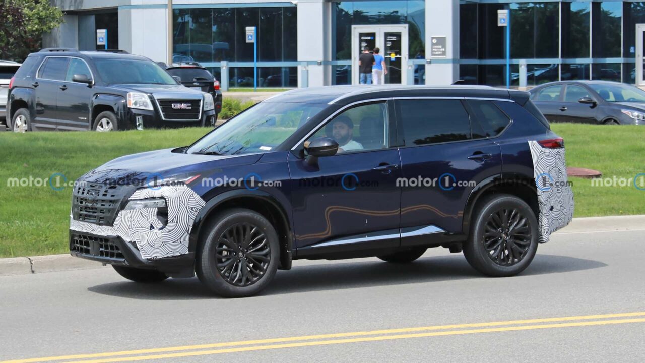nissan rogue front view 2024 side view spy photo Autos Rodando Nissan X Trail Facelift lateral