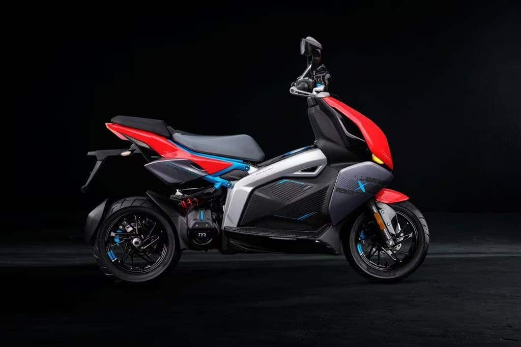 TVS X: La Nueva Revolución en Motocicletas Eléctricas en Colombia 1 TVS X fondo negro