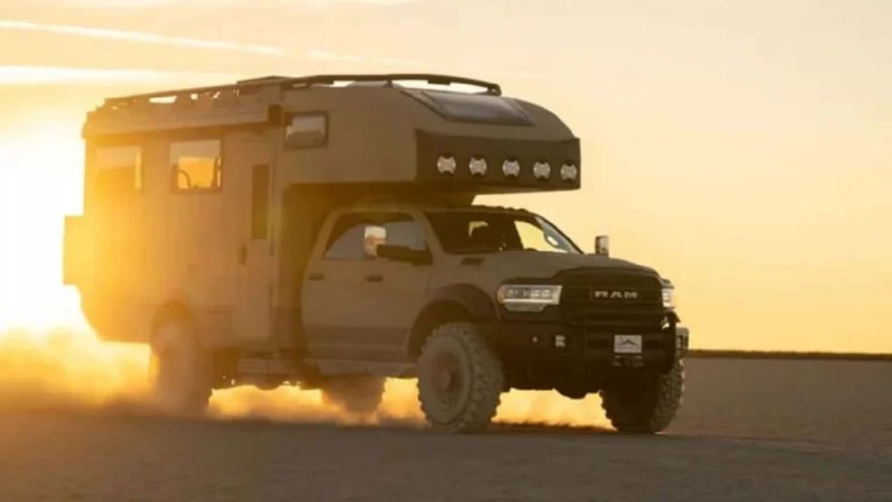 Storyteller Overland RAM 5500 en movimiento