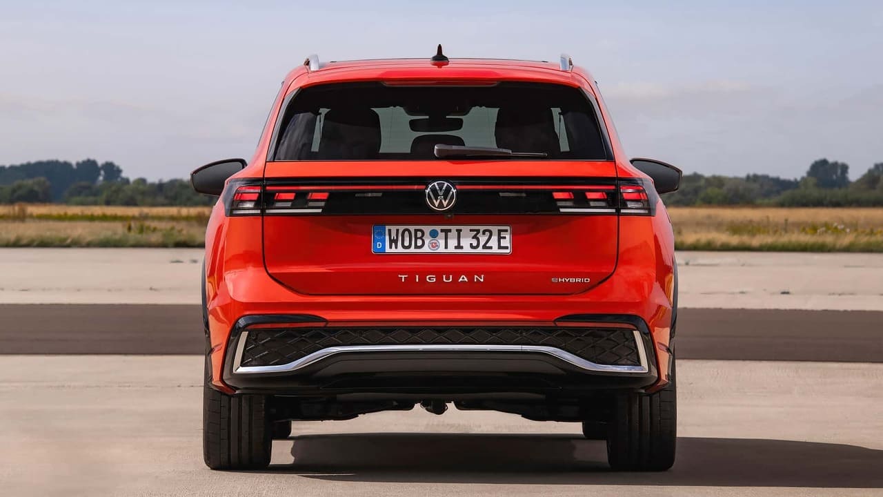 vw tiguan 2024_04 Autos Rodando Volkswagen Tiguan atras