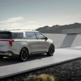 Kia Carnival 2025 por detras