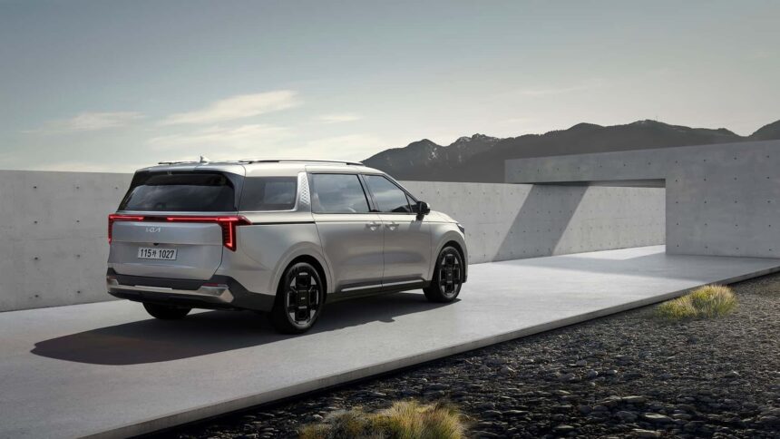 Kia Carnival 2025 por detras