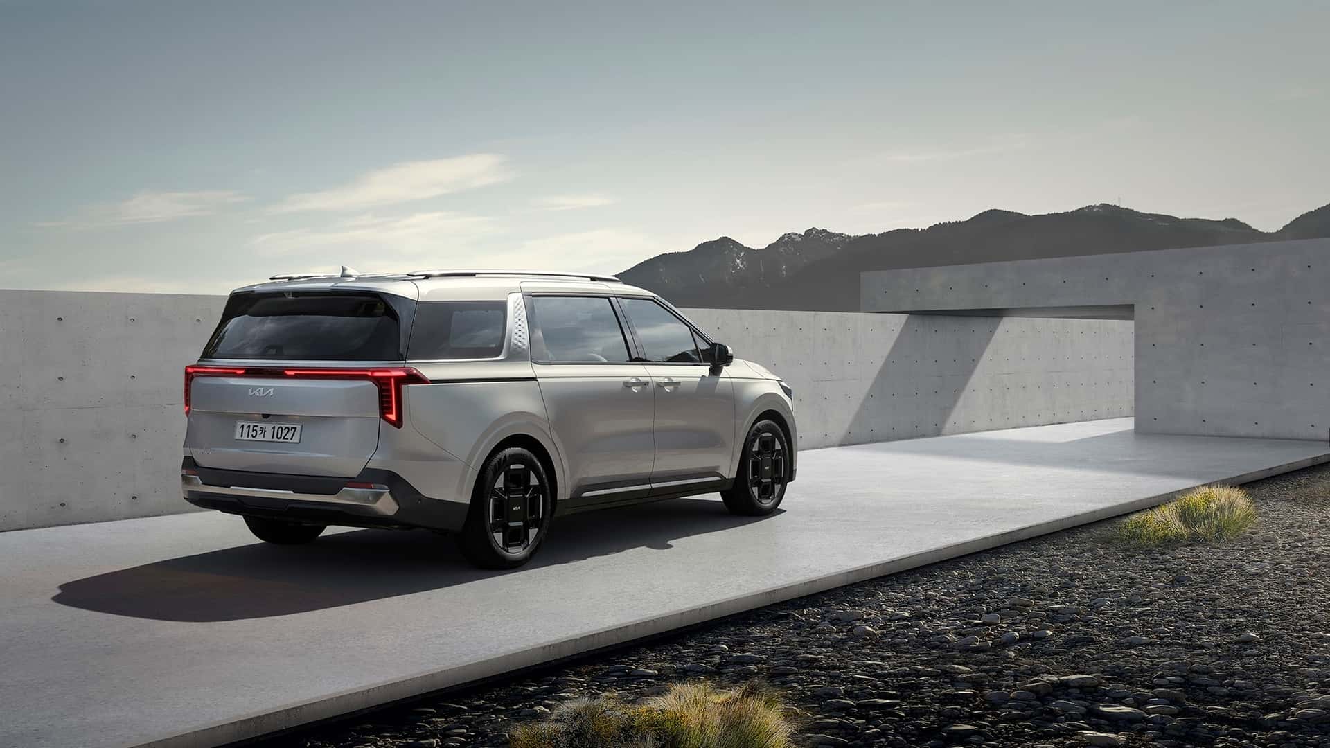 Kia Carnival 2025 por detras