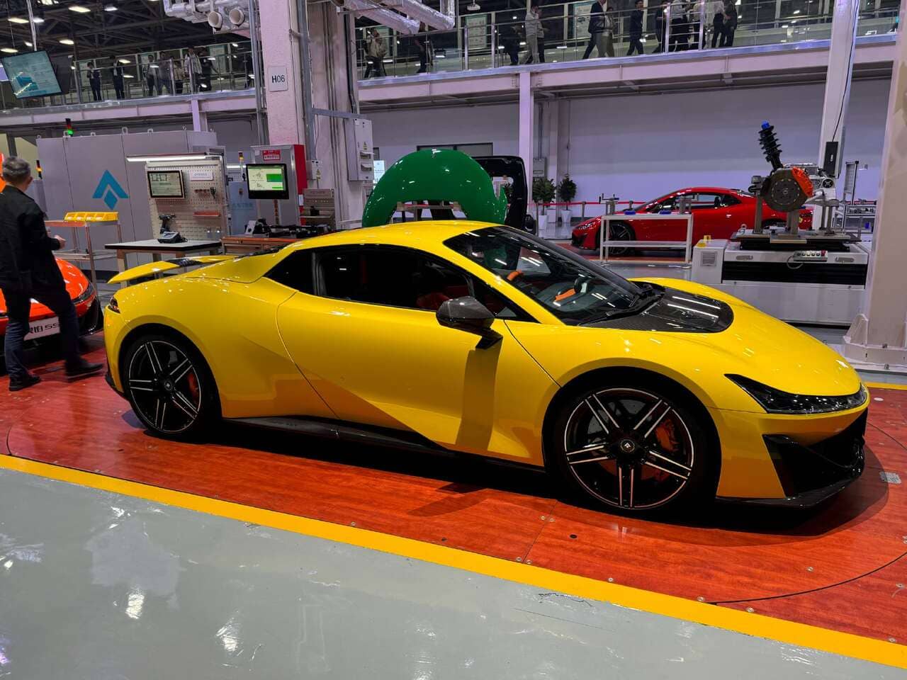 gac aion hyper ssr yellow Autos Rodando GAC Aion Hyper SSR amarillo