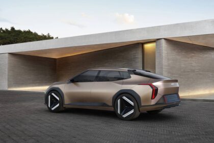 Kia EV4 2025 por detrás