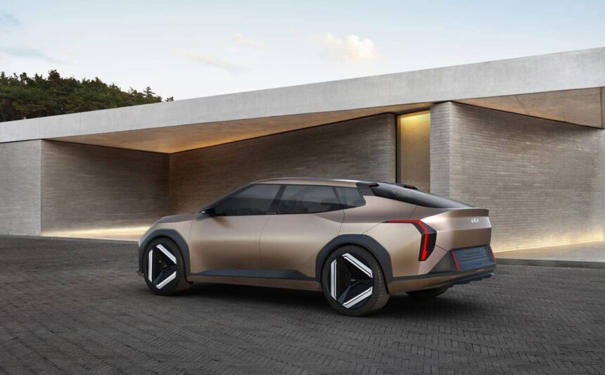 Kia EV4 2025 por detrás