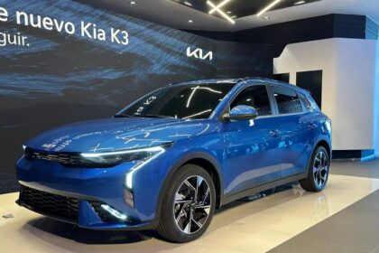 Kia K3 Hatchback por delante
