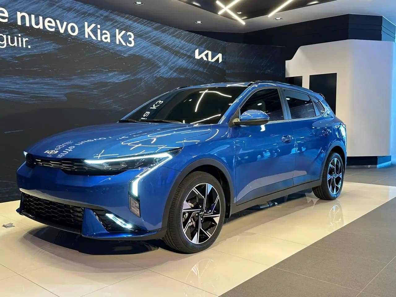 kia k3 hatchback 2024 1 Autos Rodando Kia K Hatchback por delante