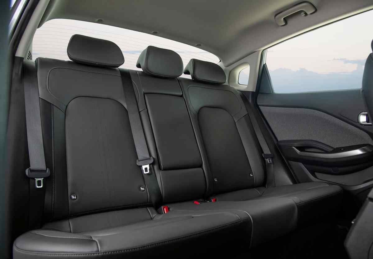 kia k3_05 Autos Rodando Kia K asientos traseros