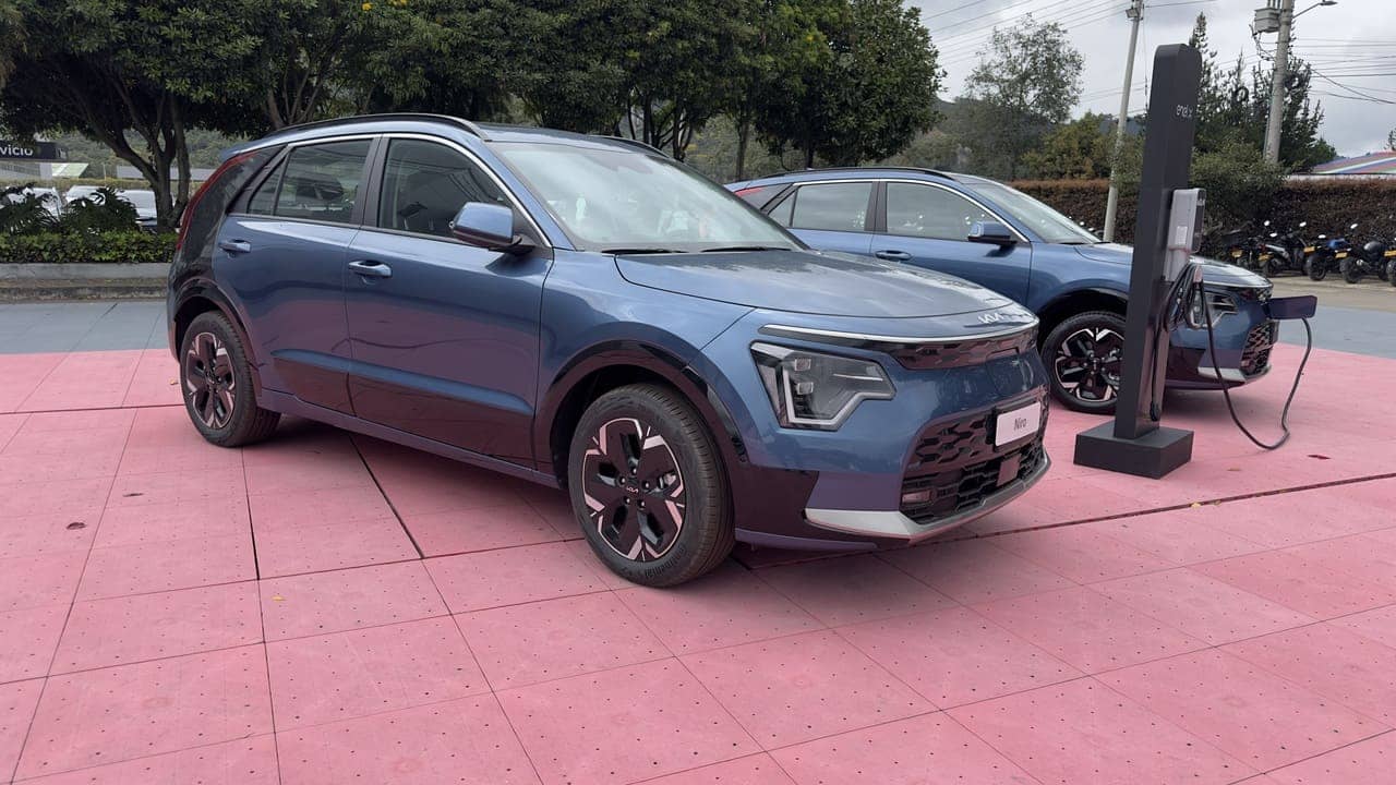 kia niro electrico colombia_06 Autos Rodando Kia Niro Eléctrico en diagonal