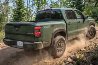 Nisan Frontier lateral