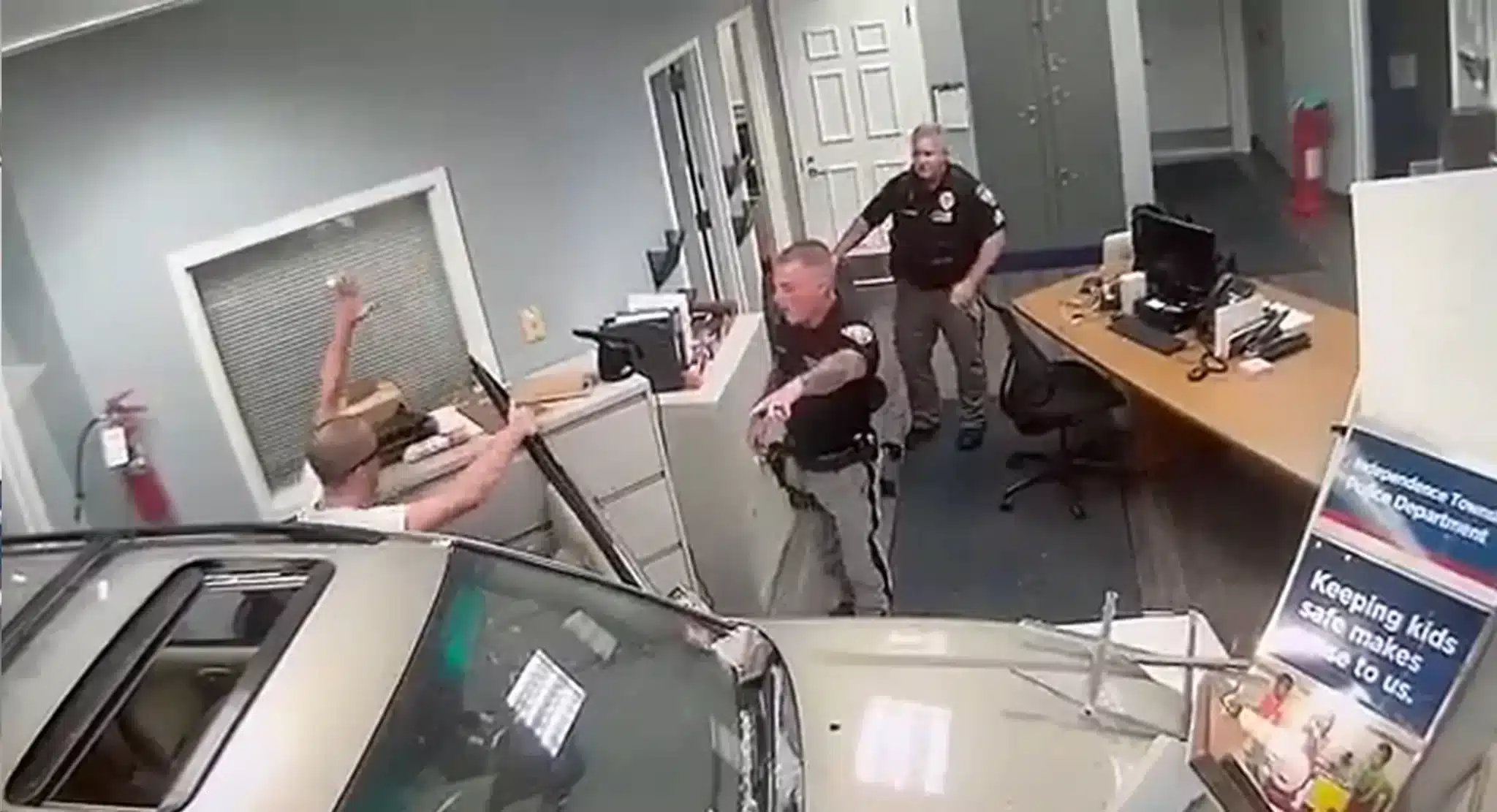 ¡No lo Creerás! Hombre Estrella Vehículo en Comisaria y Canta como si Fuera un Rockstar. 1 choe en estacion de policia