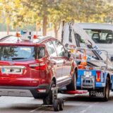 Carro remolcado por grua