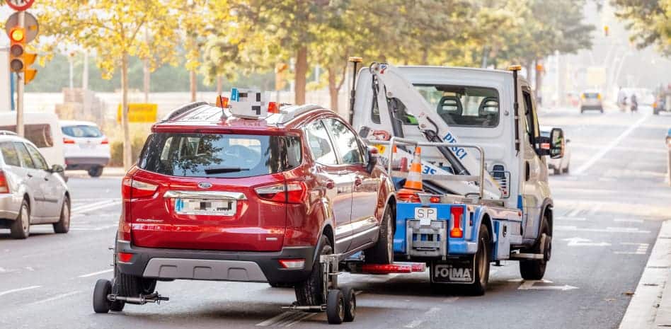 Carro remolcado por grua