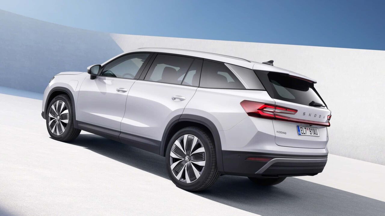 skoda kodiaq 2024_07 Autos Rodando Skoda Kodiaq por detrás