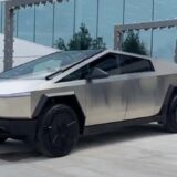 Tesla Cybertruck: Llamado a Revisión por Luces de Advertencia 5 Tesla Cybertruck lateral