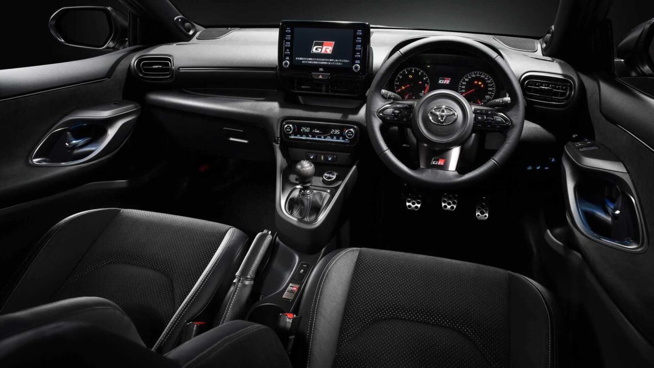 toyota gr yaris_01 Autos Rodando interior