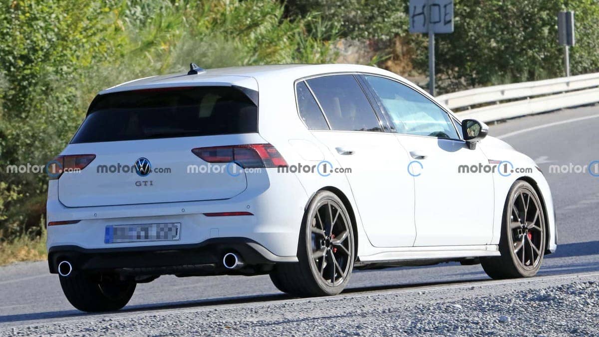 volkswagen golf gti 2024 spy photo_04 Autos Rodando VW Golf GTI por detras