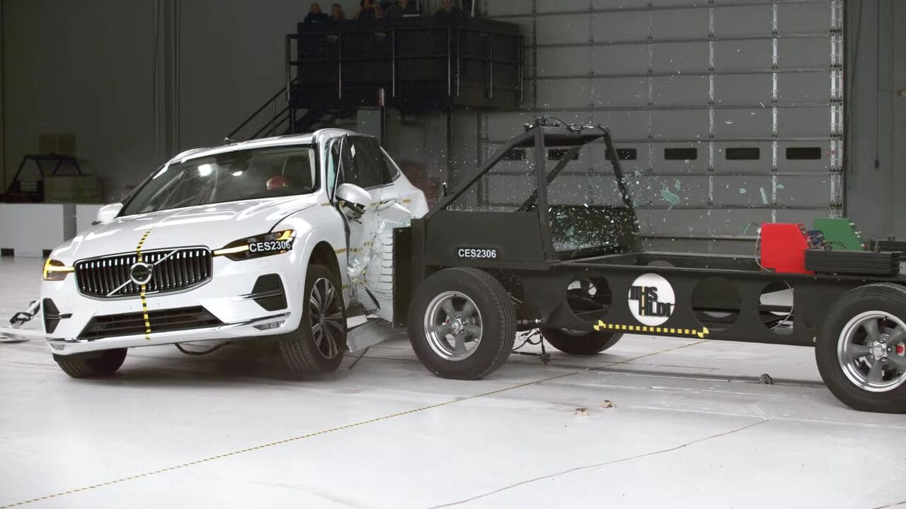 volvo xc60 2024 falls short in iihs crash test_10 Autos Rodando XC logra apenas una calificación aceptable