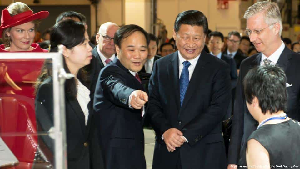 Li con el presidente chino Xi Jinping durante una visita en 2014 a Volvo en Bélgica. Crédito: DW
