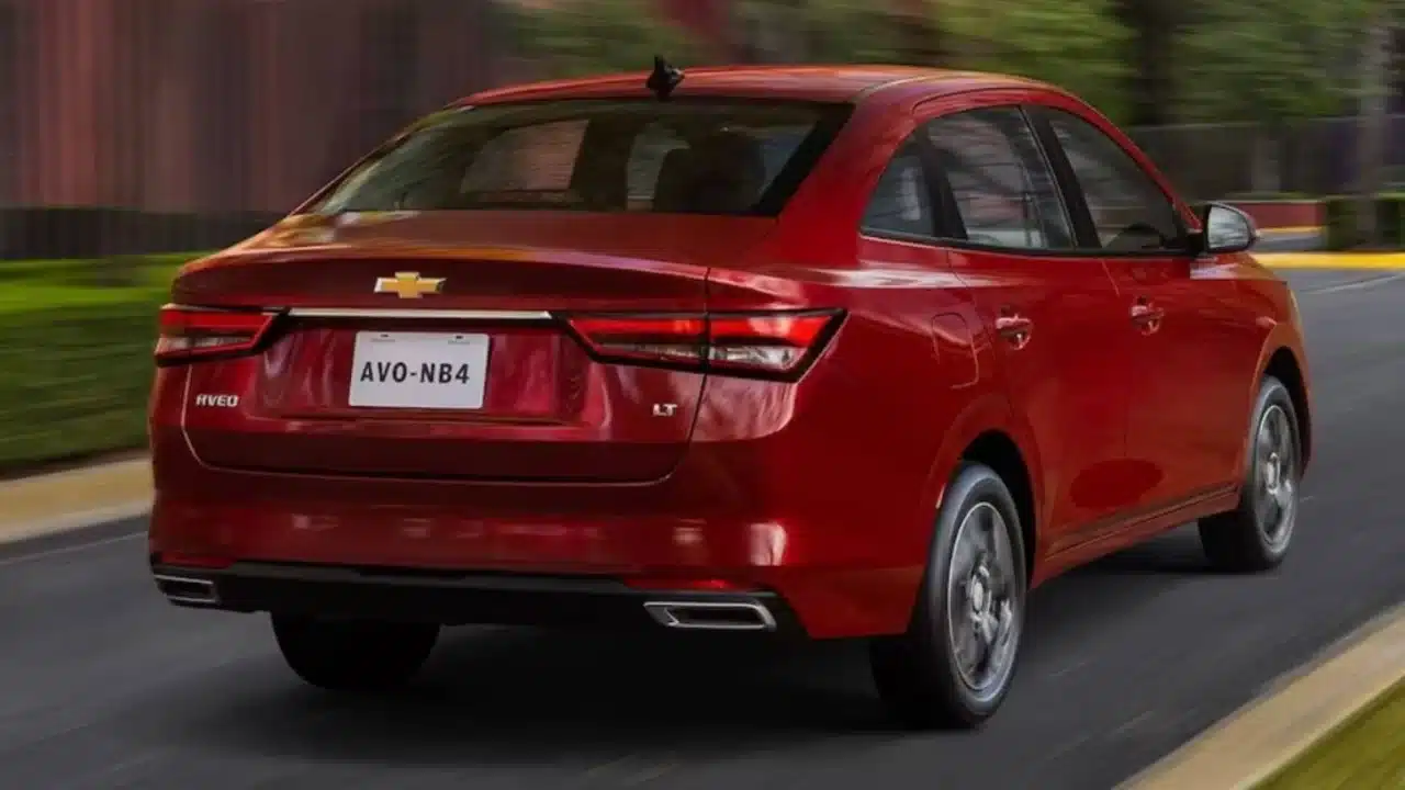 chevrolet sail 2024 02 Autos Rodando Chevrolet Sail por detras