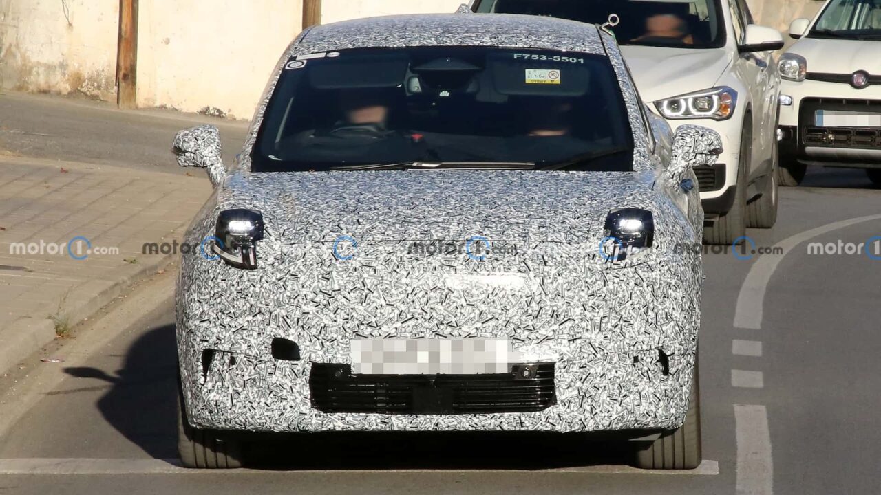 ford puma ev spy photo_03 Autos Rodando Ford Puma EV frente