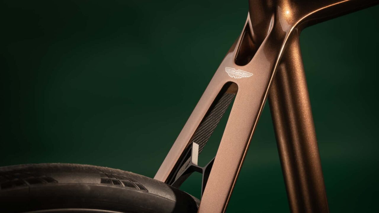 jlaverack aston martin 1r_01 Autos Rodando Bicicleta Aston Martin R