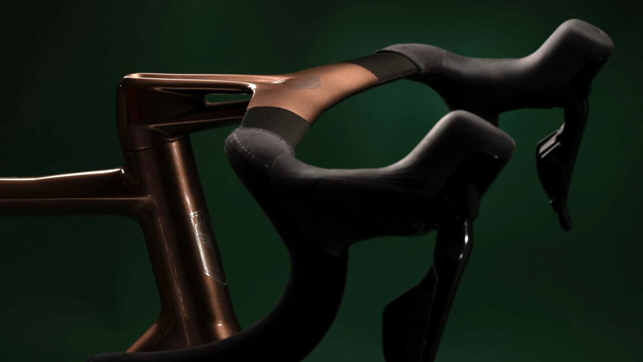 jlaverack aston martin 1r_02 Autos Rodando Bicicleta Aston Martin R manilla