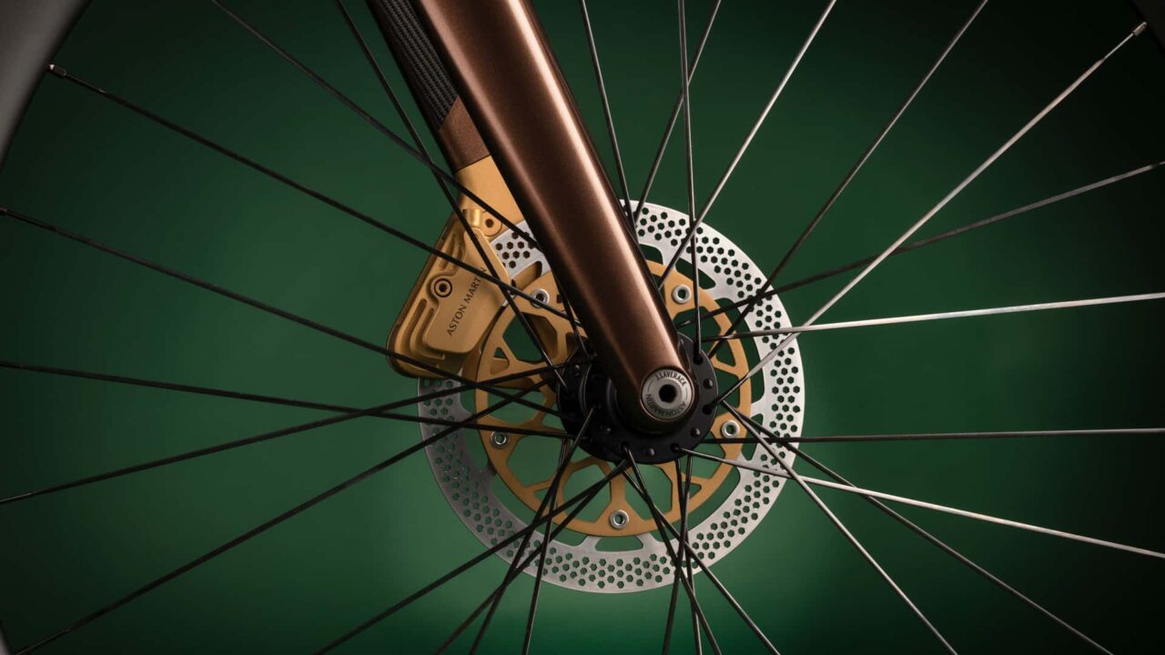 jlaverack aston martin 1r_04 Autos Rodando Bicicleta Aston Martin R ruedas