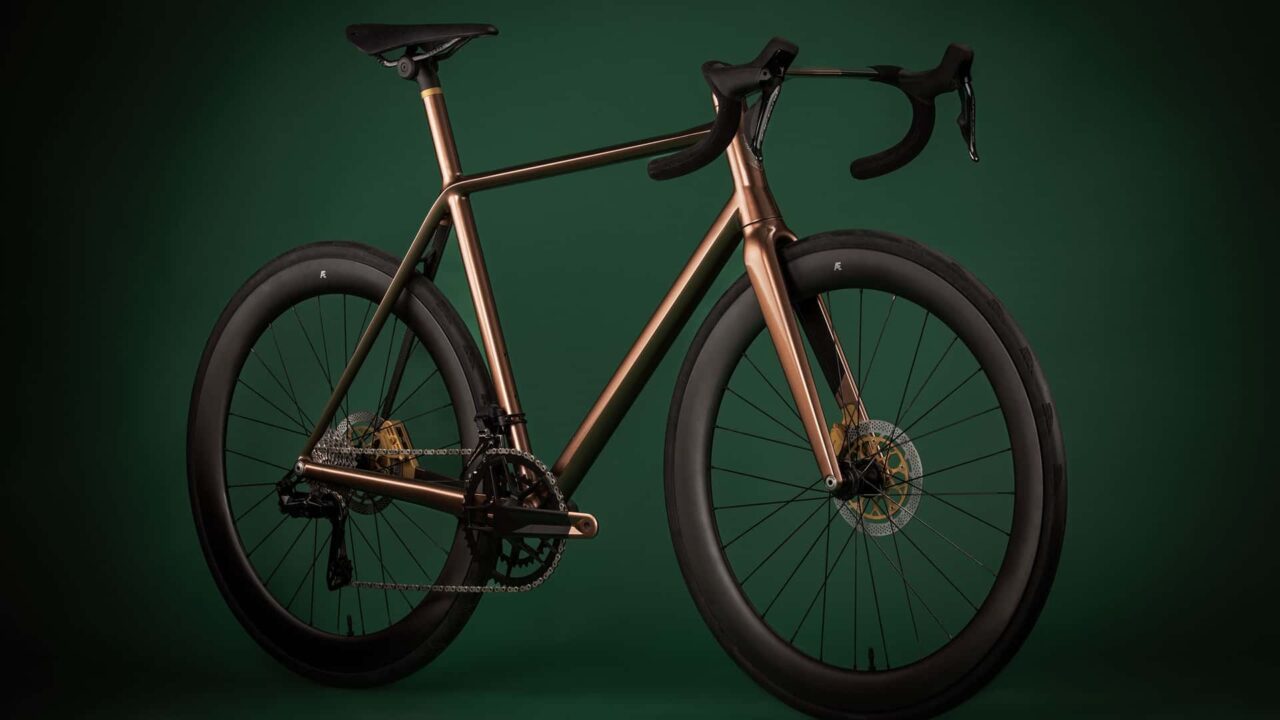 jlaverack aston martin 1r_06 Autos Rodando Bicicleta Aston Martin R lateral