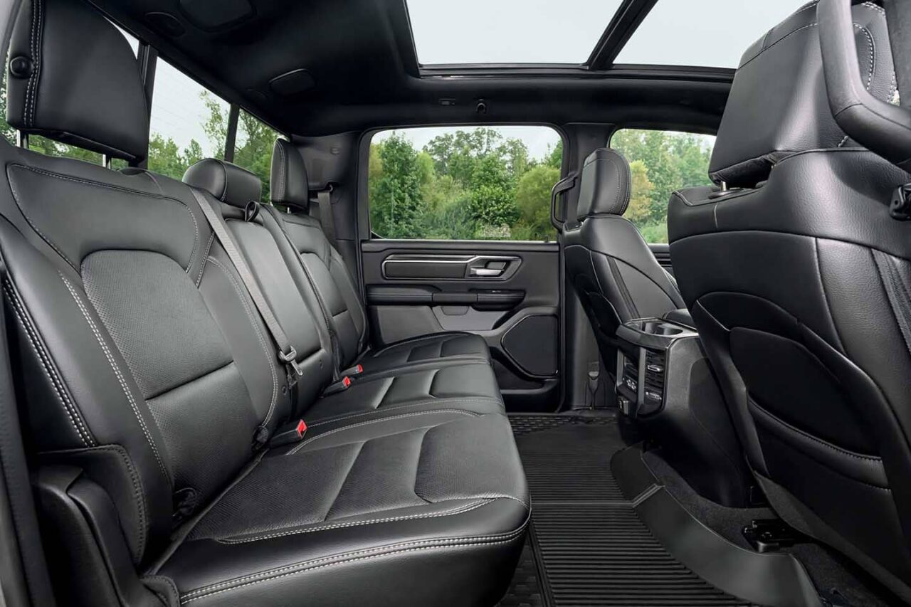 ram 1500 2025 interior 5 Autos Rodando RAM interior trasero
