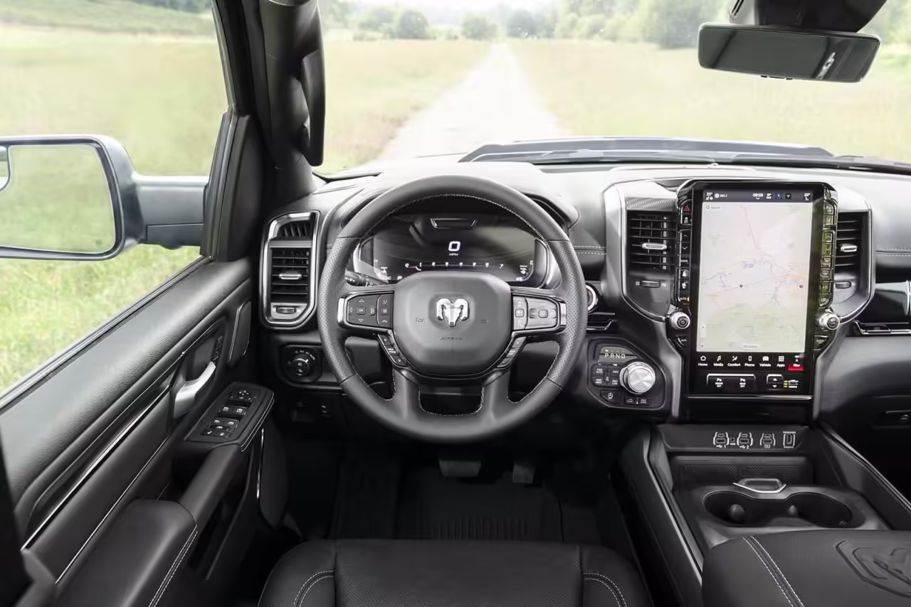 ram 1500 2025 interior 6 Autos Rodando RAM tablero