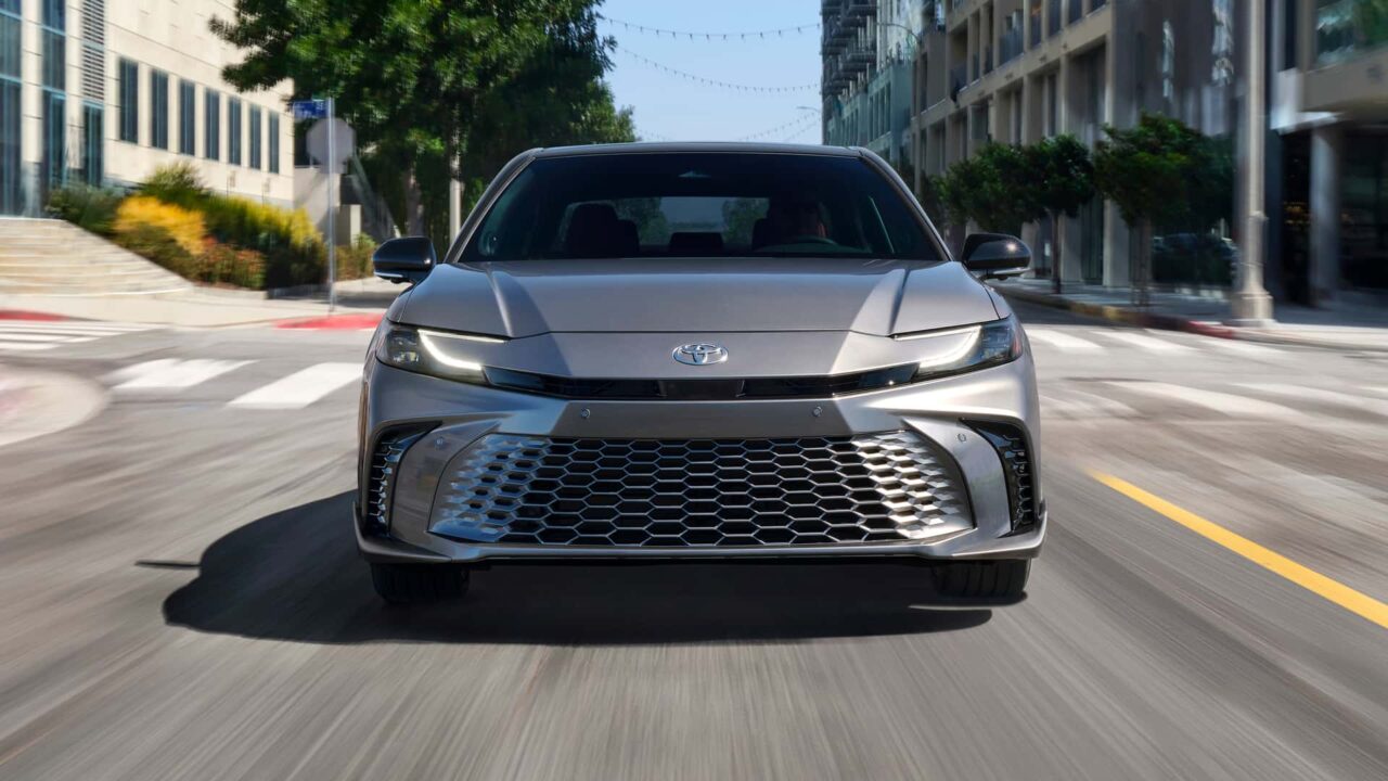 toyota camry 2025_02 Autos Rodando Toyota Camry frente