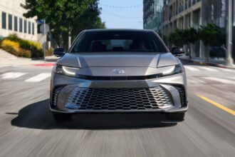 Toyota Camry 2025 frente