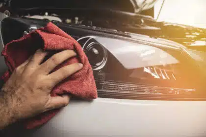 limpiar los faros del auto