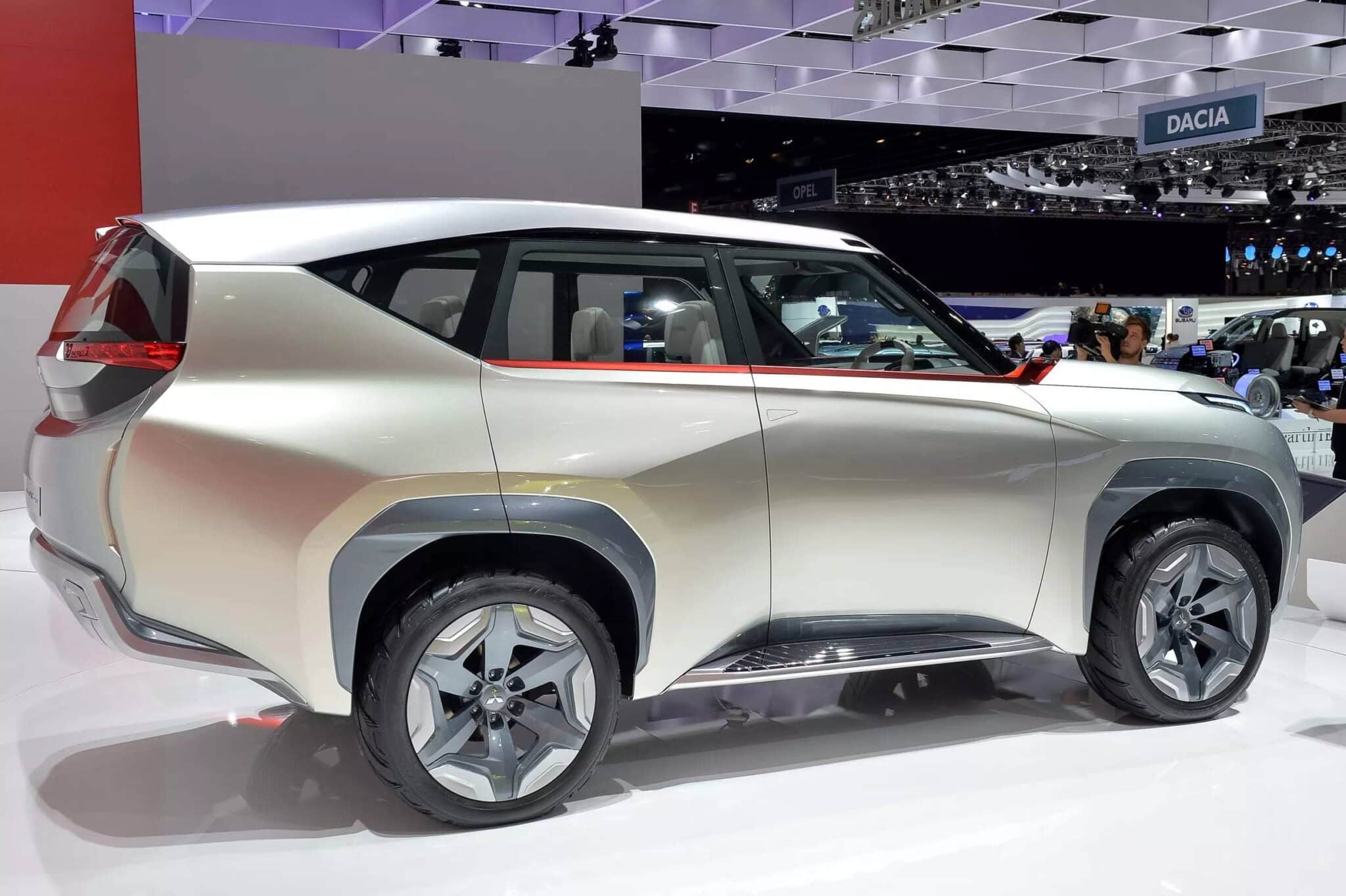 Mitsubishi Montero 2025 detrás