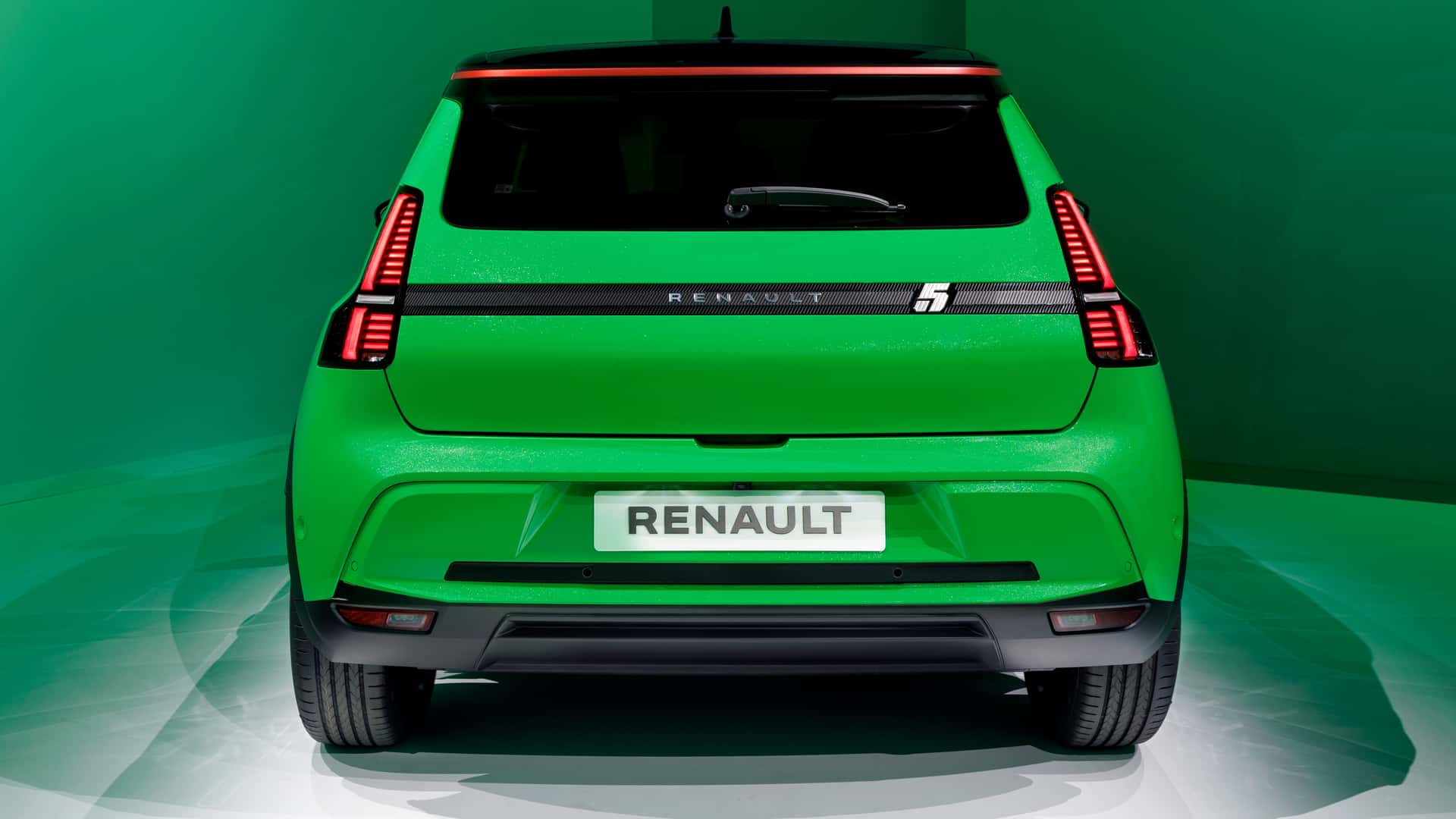 Renault 5 E-Tech detrás