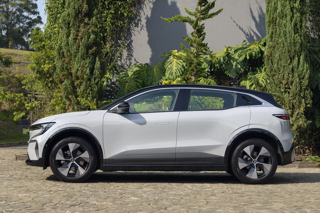 Renault Megane E-Tech y Renault Kwid E-Tech Novedades Para el Salón del Automotor 2023 1 Megane E-Tech Eléctrico lateral