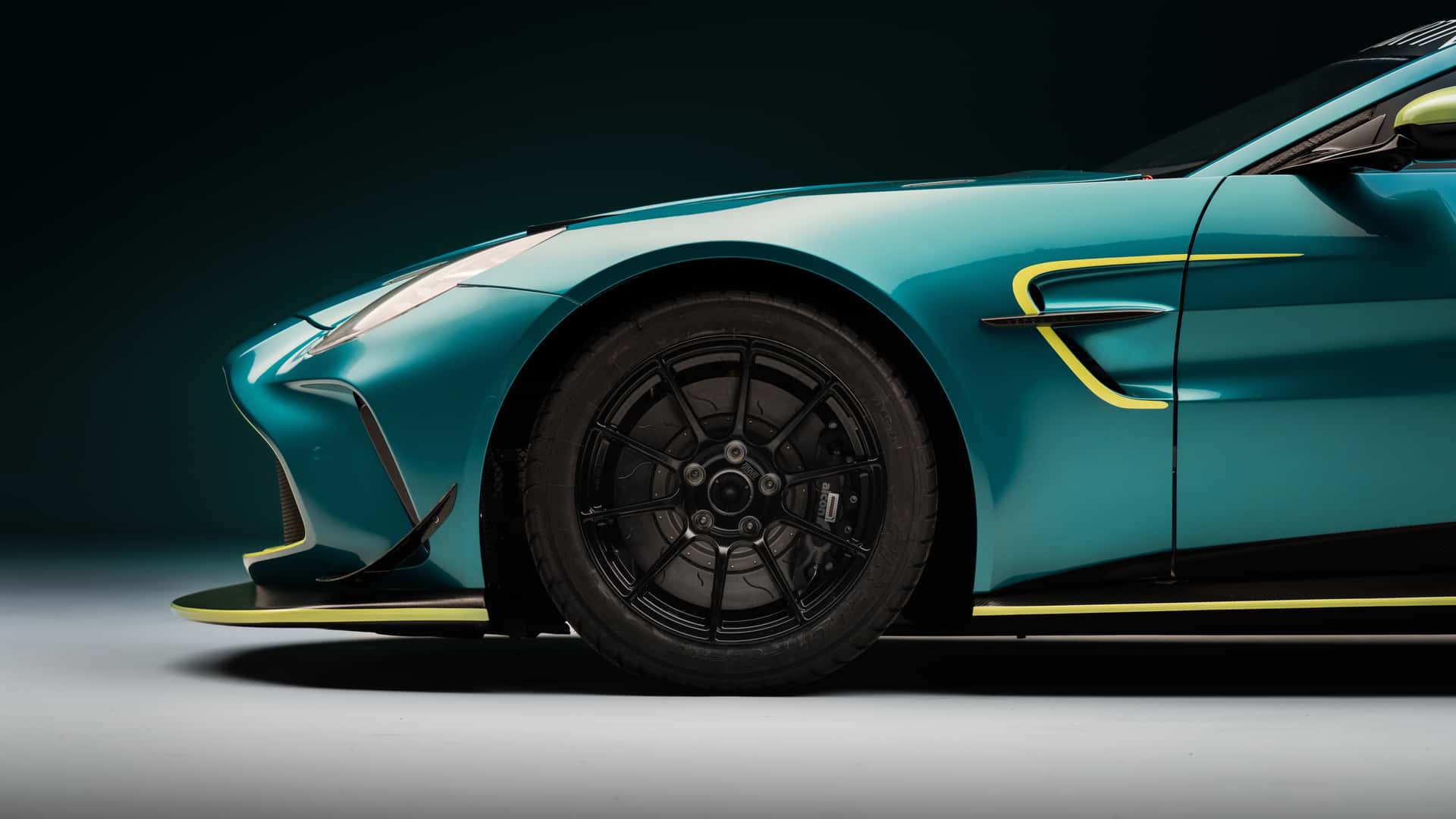 Aston Martin Vantage GT4 rines