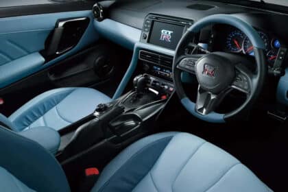 Nissan GT-R 2025 interior azul