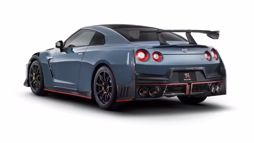 Nissan GT-R 2025 detrás